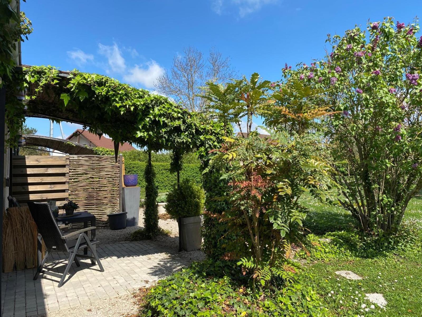 Gite Et Studios Les Barongeres Farges-les-Chalon Exterior photo